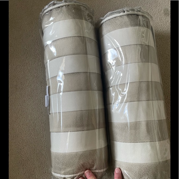 Pair of neck roll pillows - Picture 2 of 8